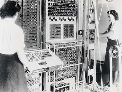 Women working at a 1940s computer